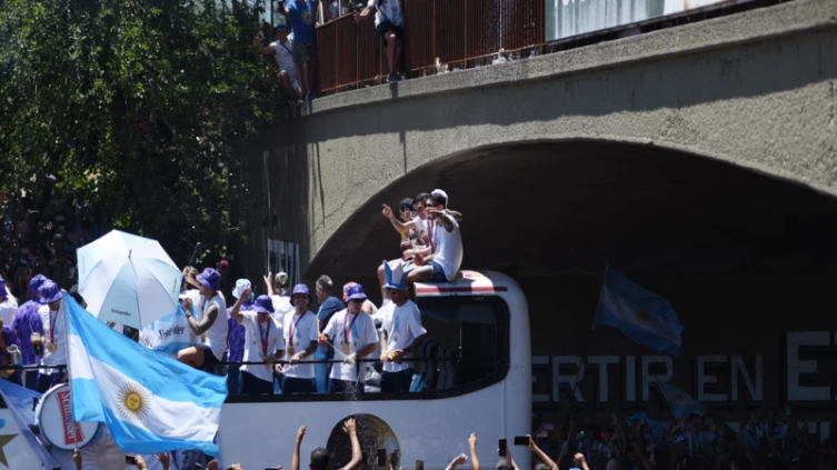 Dos hinchas se arrojaron desde un puente al micro descapotable