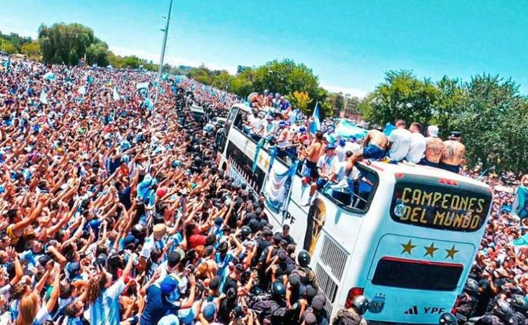 Furor por los campeones: 5 millones de argentinos celebraron con el plantel