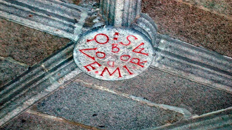 El “¿qué mirás bobo?”: está tallado hace 450 años en el techo de un monasterio español