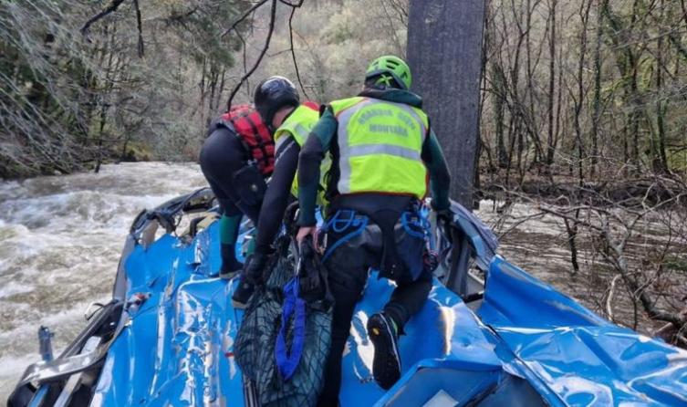 Seis muertos y dos heridos al caer un colectivo a un río en España
