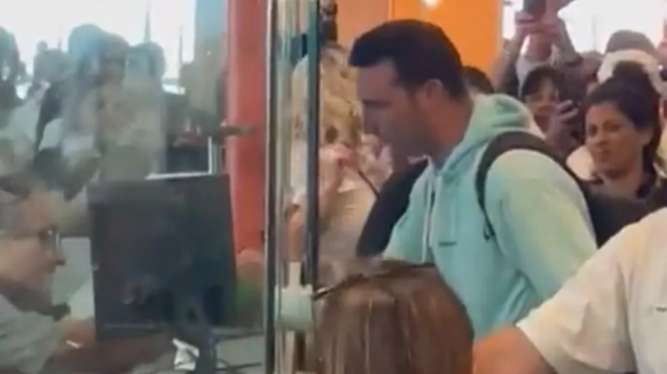 Lionel Scaloni viajó a España y revolucionó el aeropuerto