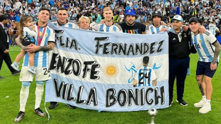 La familia de Enzo Fernández en campaña para recuperar una bandera