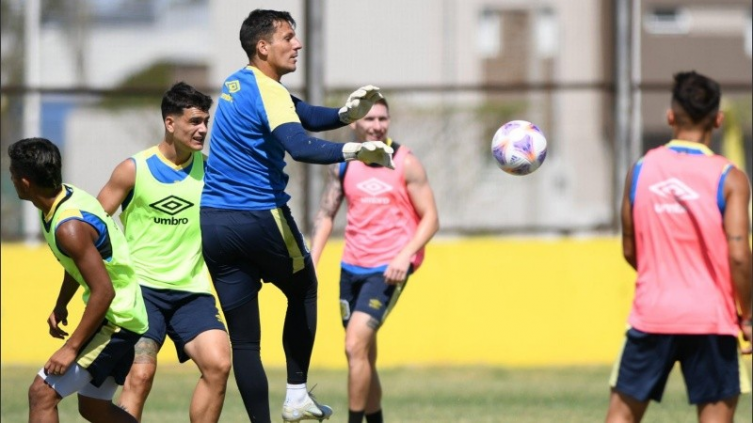 En Rosario Central hubo despedidas con palos a un DT
