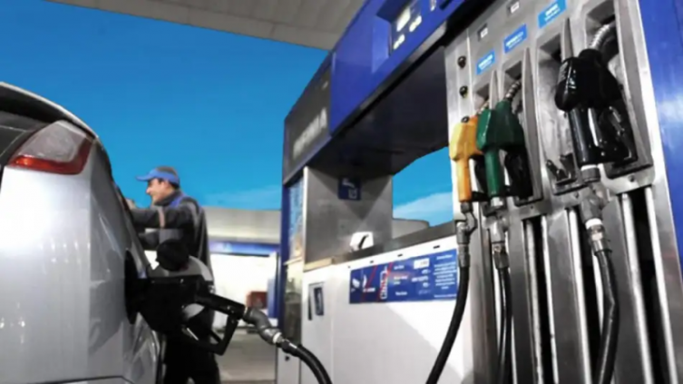 Combustibles: suben un 4% en enero y retrasan el aumento de impuestos
