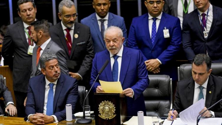 Lula asumió su tercer mandato con críticas a Bolsonaro 