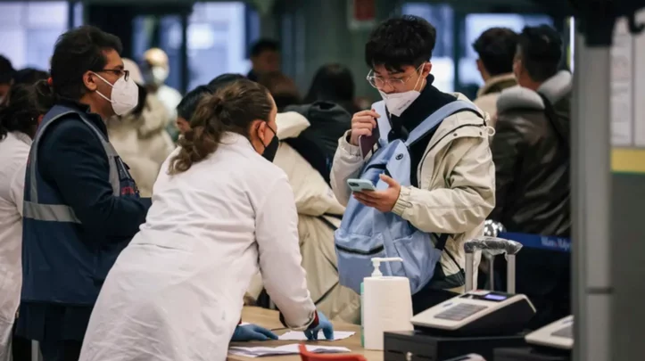 China cuestiona la exigencia de test de coronavirus impuesta a sus ciudadanos por doce países