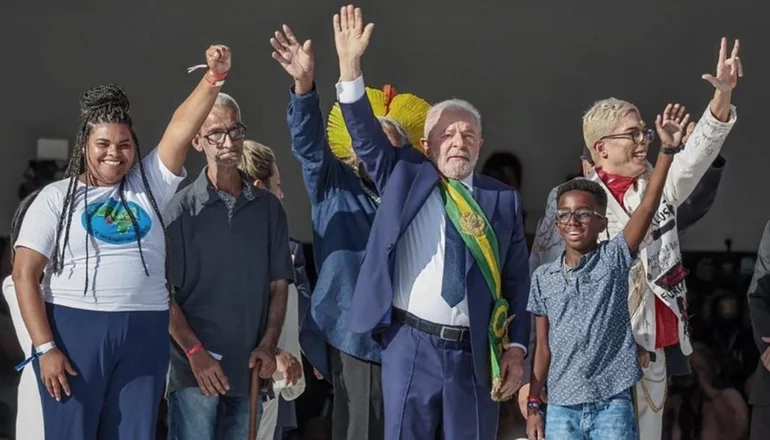 Lula firmó un decreto para detener la privatización de 8 empresas, entre ellas Petrobras