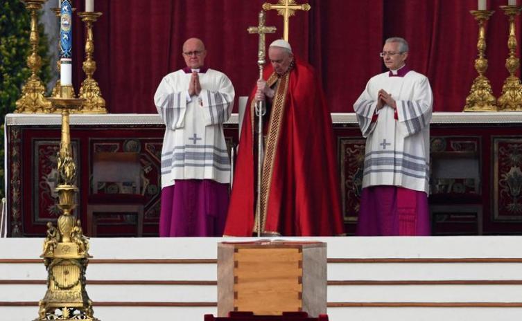 Francisco presidió el funeral de Benedicto XVI ante una multitud en el Vaticano