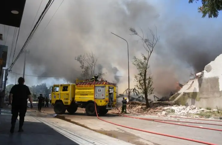 Impresionante incendio en una distribuidora 