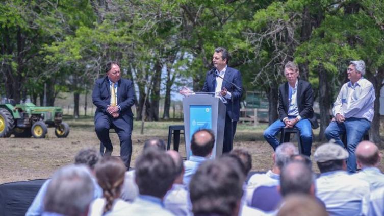 Massa anunció un programa de asistencia para 8 de cada 10 productores lecheros