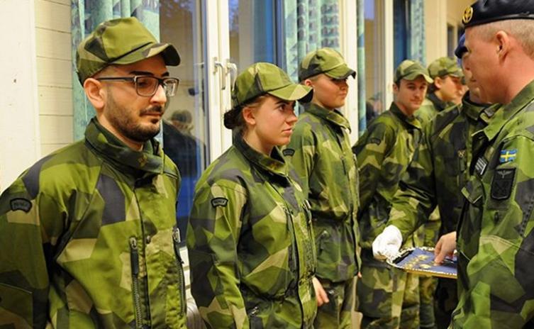Suecia restablece el servicio militar y reforzará la alianza con EE.UU.