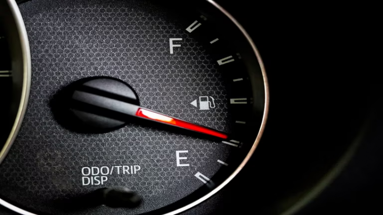 Tips para consumir menos combustible en la ruta este verano