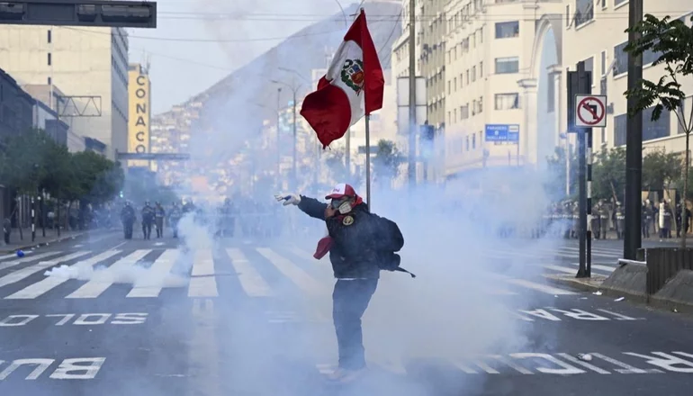 Crisis en Perú: las protestas llegaron a Lima y Boluarte sumó una nueva renuncia en su gabinete