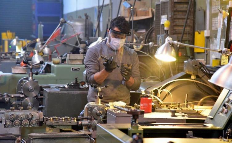Empresas advierten por un freno en la producción por falta de insumos importados