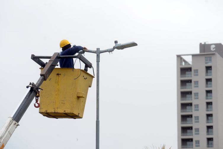 Trabajos de fumigación, iluminación y bacheo previstos para este lunes