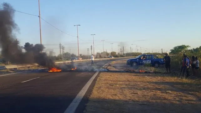 Vecinos cortan el transito en Circunvalación y Mendoza