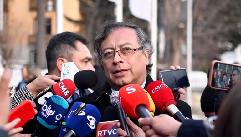 Petro pidió a la OEA que reaccione frente a la represión y el tendal de muertos en Perú