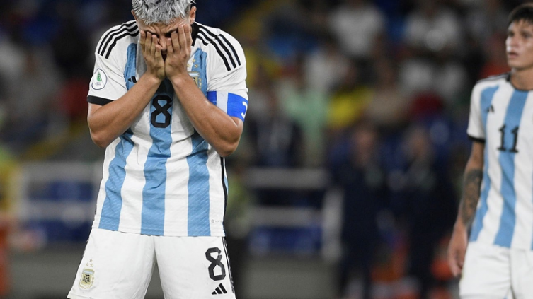 Argentina perdió con Brasil y quedó en la cuerda floja en el Sudamericano