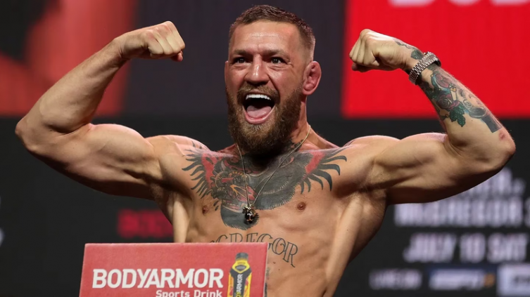 Mujer se tira de un yate para salvar su vida huyendo de Conor McGregor