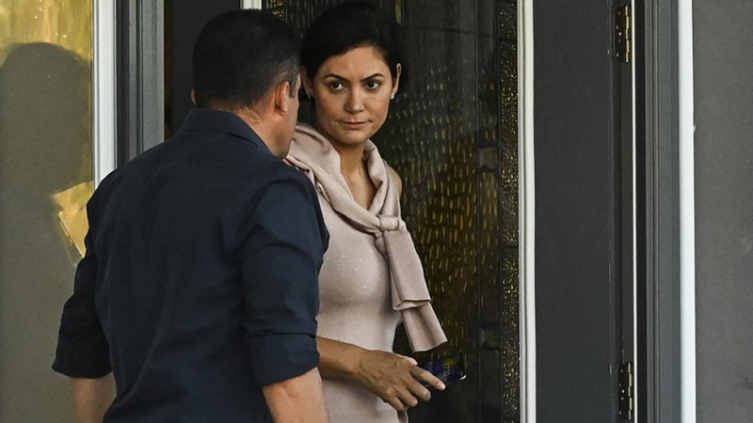 La esposa de Bolsonaro volvió sola a Brasil de Estados Unidos