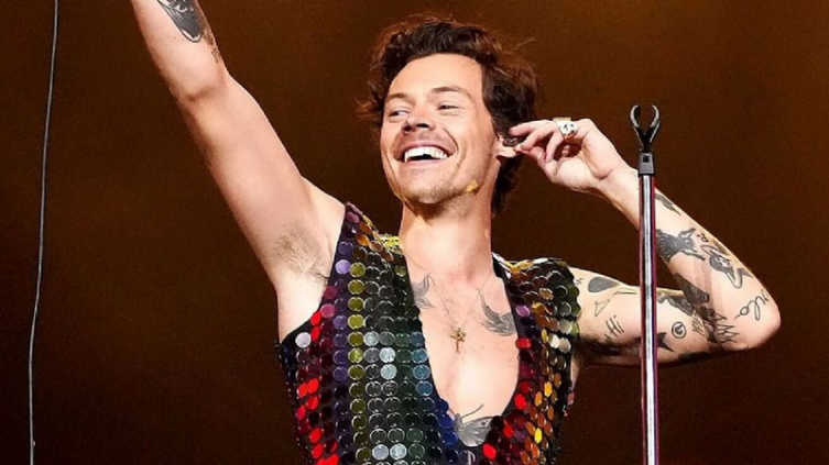 El blooper de Harry Styles en pleno escenario, rompió el pantalón