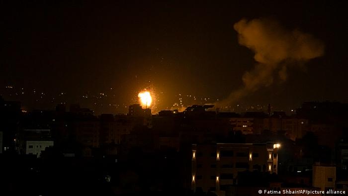Israel bombardea la Franja de Gaza y grupos palestinos lanzan cohetes