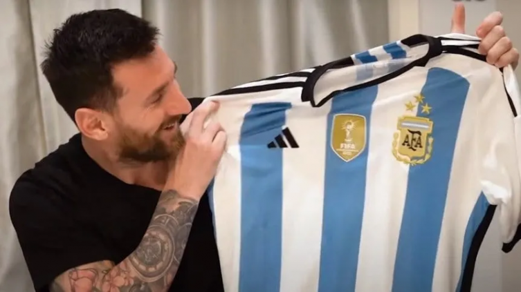 Messi se emocionó al ver las tres estrellas en la camiseta