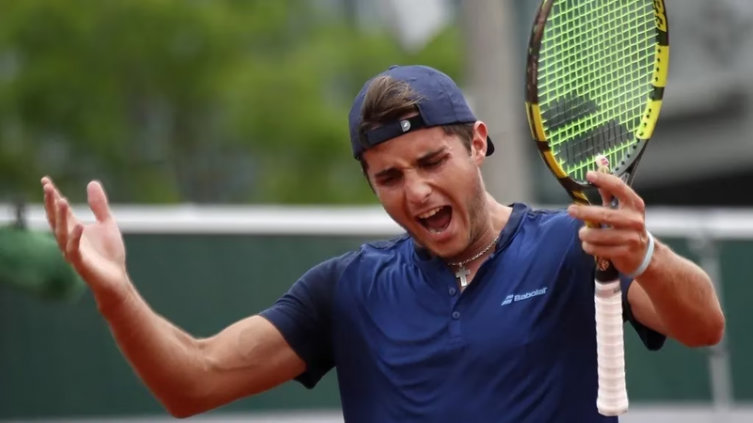 Un tenista argentino discutió con el umpire por un insólito motivo