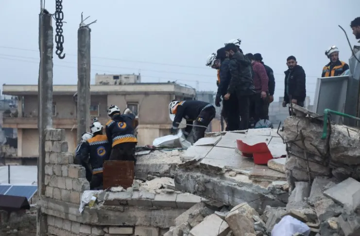 Cientos de muertos y numerosas personas atrapadas tras un terremoto en Turquía y Siria