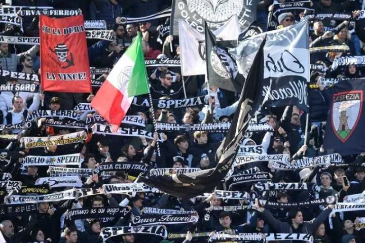 La hinchada del Spezia se burló de la muerte de Diego Maradona