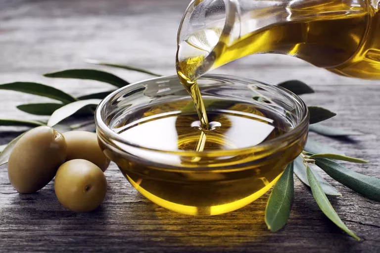 ANMAT prohíbe la venta de un aceite de oliva por ser ilegal: qué marca no comprar