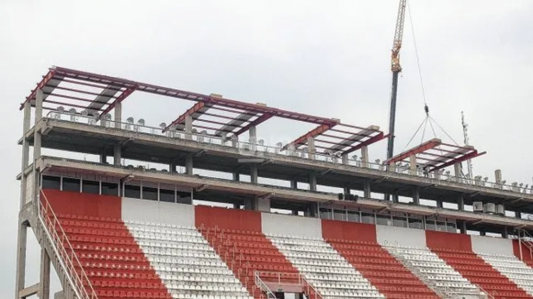 Unión mostró el ensamblado del techo de los palcos