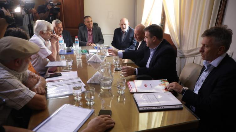 La provincia inició el diálogo con los gremios de la administración central