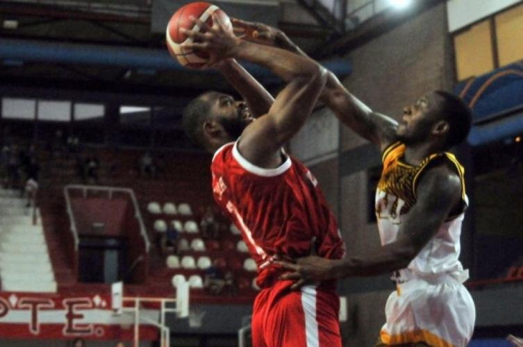 Básquet: Unión sufrió una durísima derrota ante Comunicaciones en el Malvicino