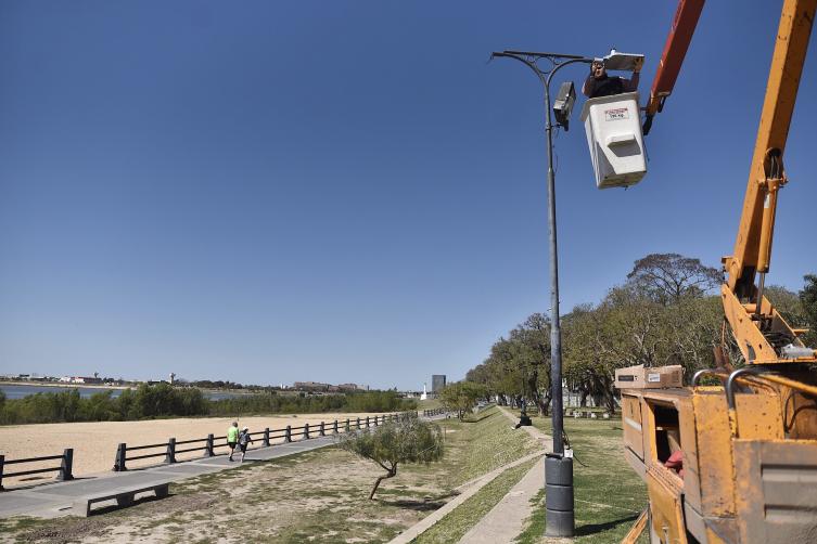 Trabajos de fumigación, iluminación y bacheo para este martes