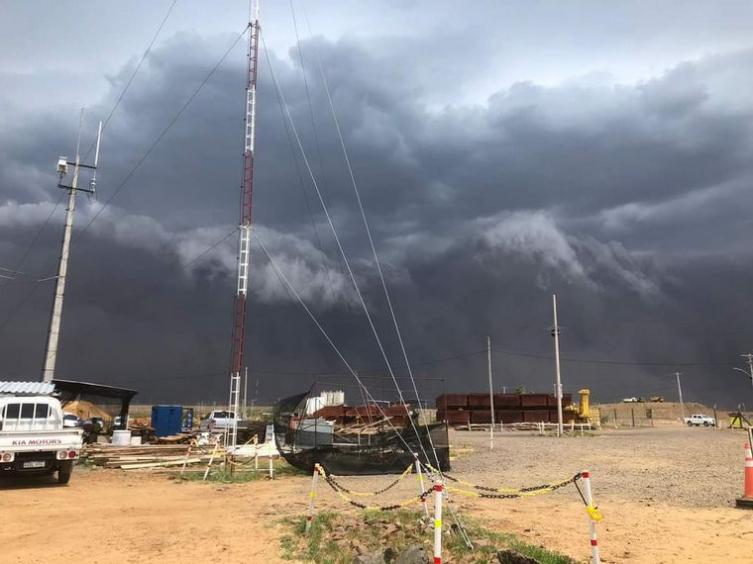 Cayó una grúa de un edificio y hay destrozos por un temporal en Corrientes