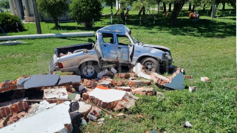 Una camioneta chocó una garita en Pujato Norte 