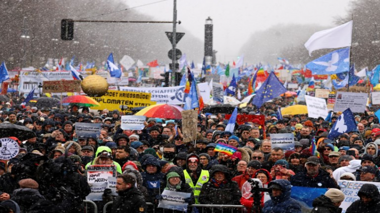 Alemania: masiva protesta contra el suministro de armas a Ucrania