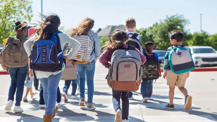 Mochilas pesadas: los tips de los expertos para cuidar la salud