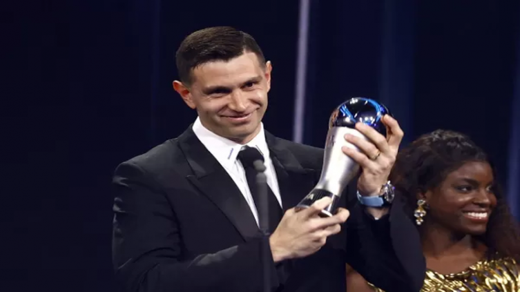 Dibu Martínez recibió el premio The Best al Mejor Arquero 