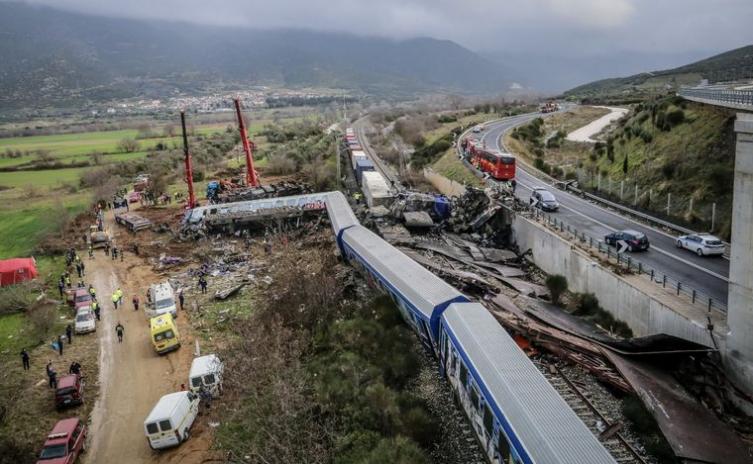 Tragedia en Grecia: chocaron dos trenes y murieron al menos 35 personas