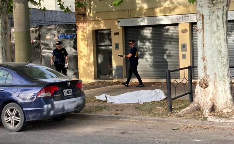 Se bajaron de un auto y mataron a balazos a un hombre