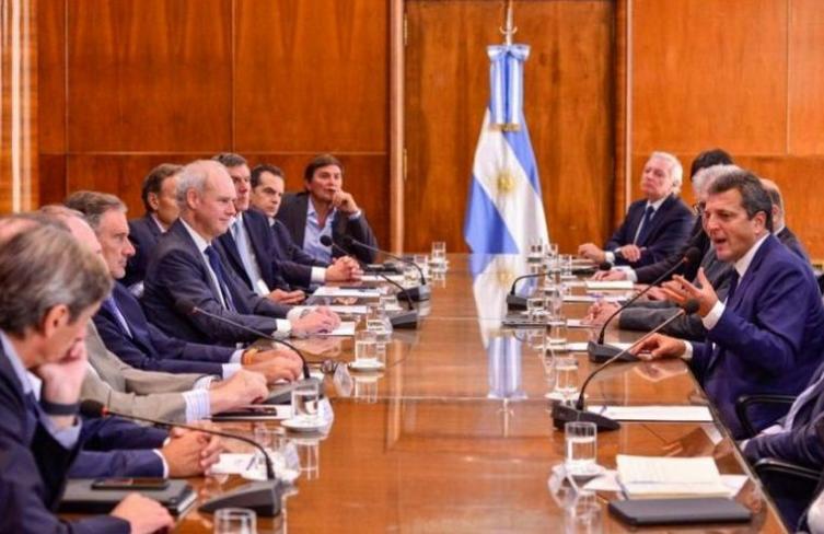 Massa anunció acuerdo con bancos y aseguradoras para canjear deuda en pesos