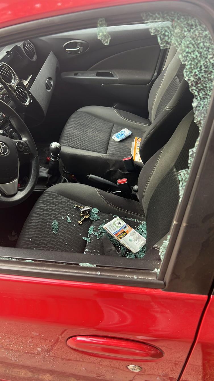 Le rompieron el vidrio del auto para robarle el termo y el mate