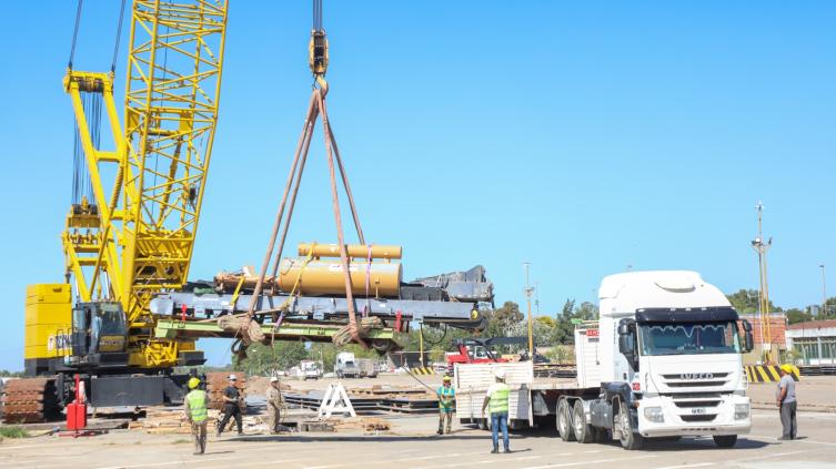 El puerto concretó una gigantesca operación de descarga de maquinaria pesada