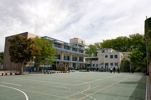 Una bala perdida rozó un brazo de un alumno del colegio Lourdes