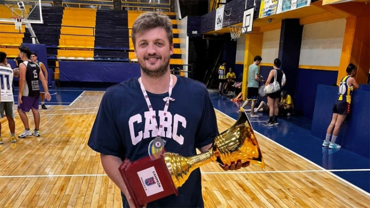 La Asociación Rosarina suspendió a un basquetbolista por críticas en las redes 