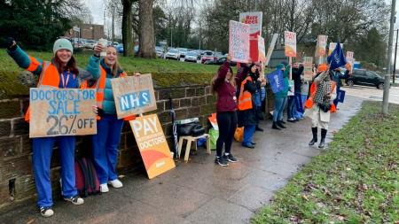 Por primera vez, los médicos residentes de Inglaterra iniciaron una huelga de tres días 