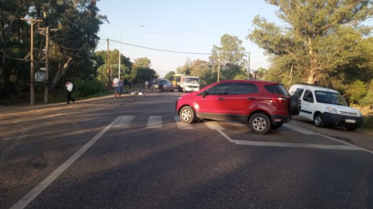 Murió un motociclista al chocar con un auto en la ruta Uno