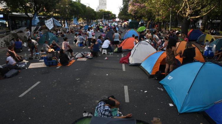 Las organizaciones piqueteras levantaron el acampe